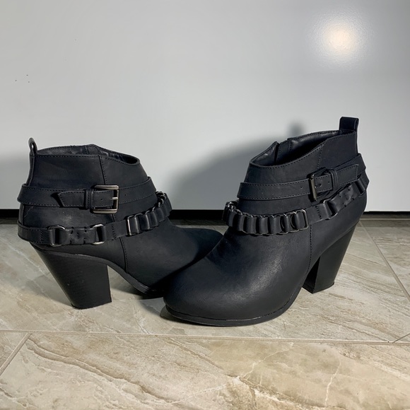 Forever 21 Shoes - Women’s Black Ankle Boots with Studs size 9